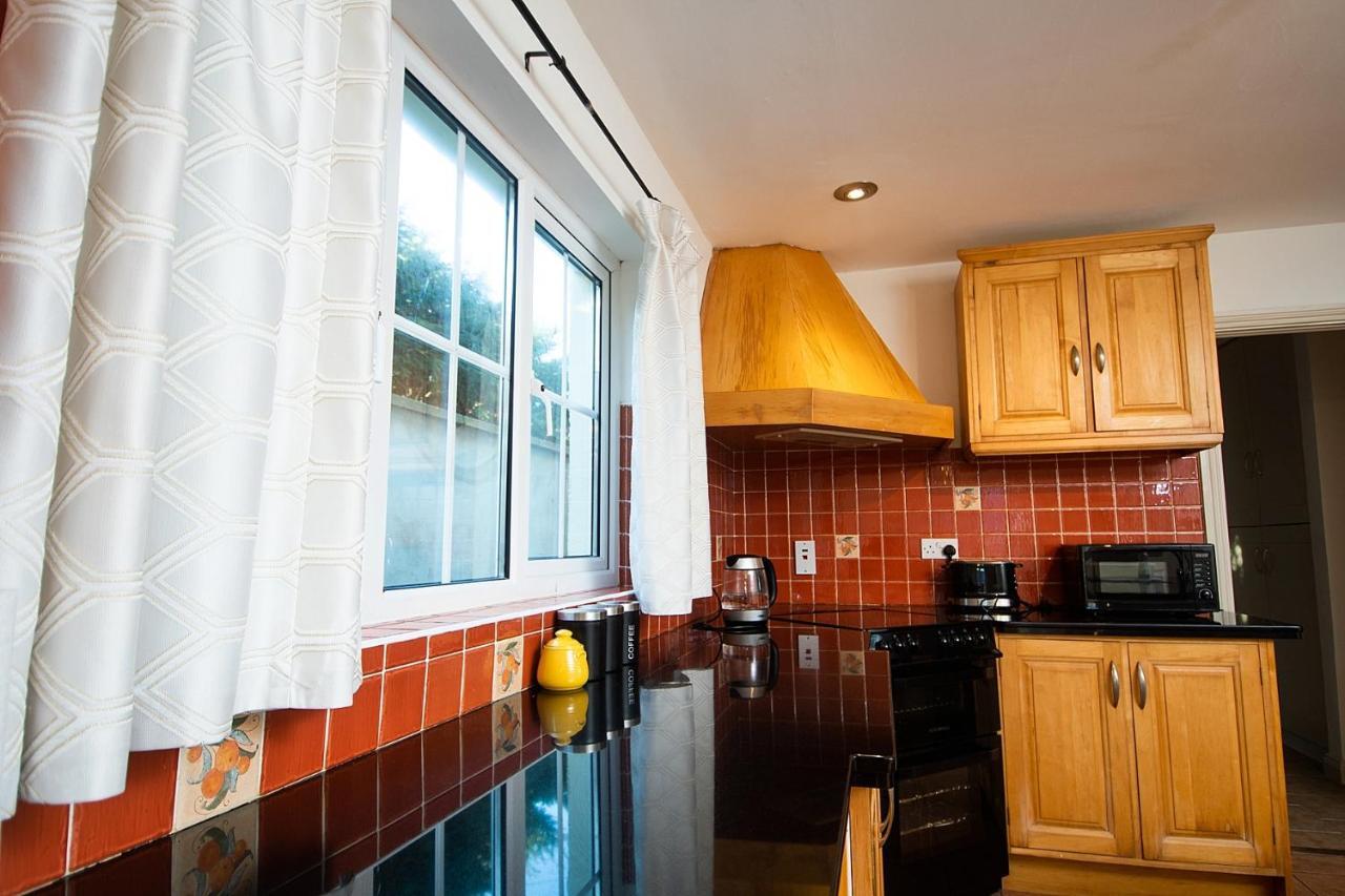 Bradog House - Beautiful 4 Bedroom House In Central 번드런 외부 사진