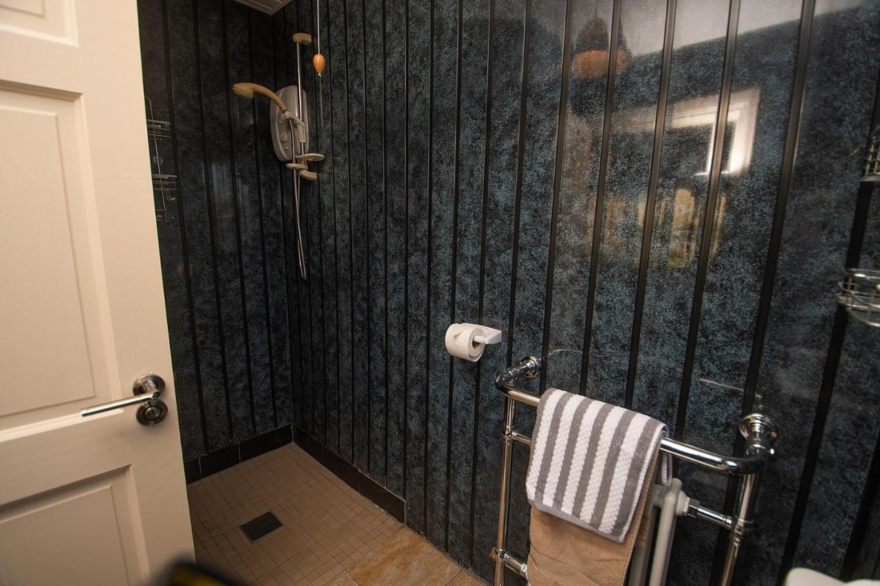 Bradog House - Beautiful 4 Bedroom House In Central 번드런 외부 사진